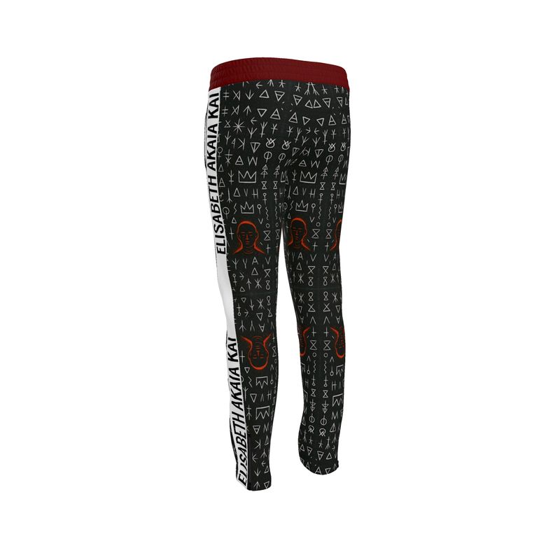 Bas de survêtement Boma avec motifs bantougraphie et symboles rouges. Une création artistique et multiculturelle d’Élisabeth Akaïa Kaï.