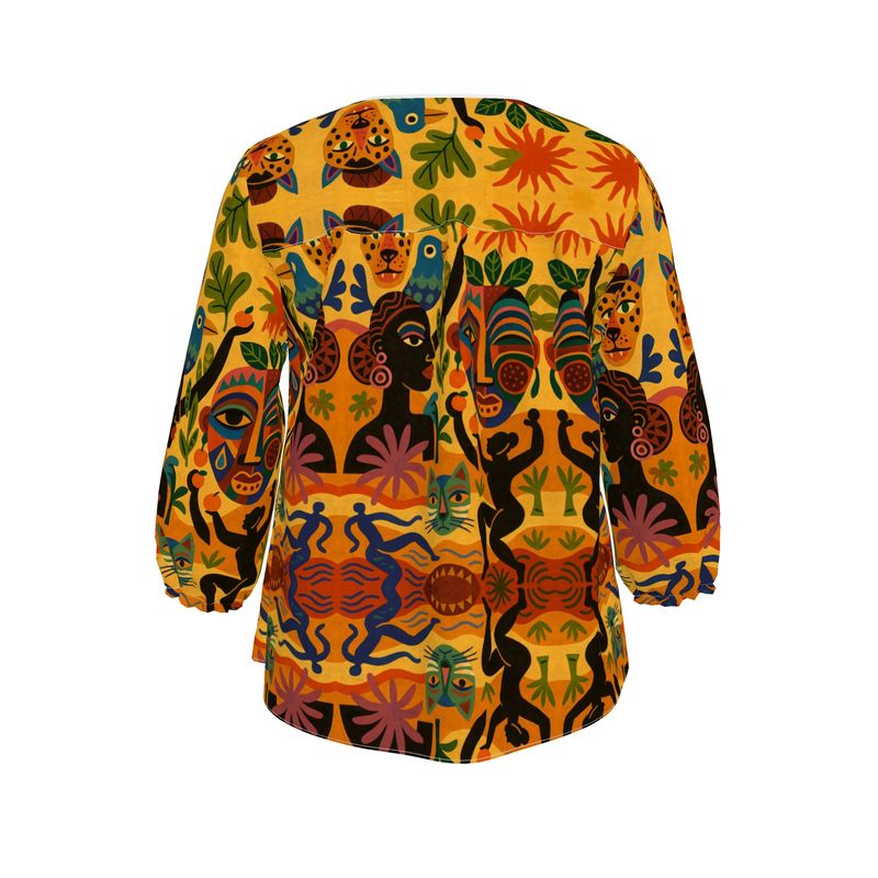 Dos de la blouse Tanéa montrant la richesse du motif graphique inspiré de l’art africain, avec silhouettes, masques stylisés et teintes chaudes.