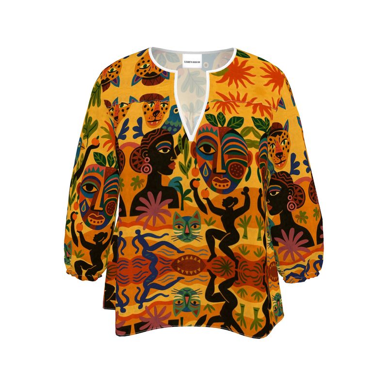 Blouse ample Tanéa en crêpe Butterfly, col en V, manches 3/4. Imprimé africain multicolore représentant des visages, figures dansantes et motifs solaires sur fond ocre.