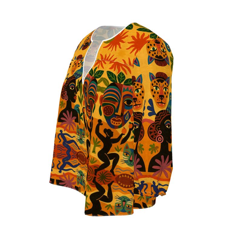 Profil de la blouse Tanéa révélant la fluidité du tissu et la brillance des couleurs. Les motifs culturels se déploient harmonieusement le long des manches.