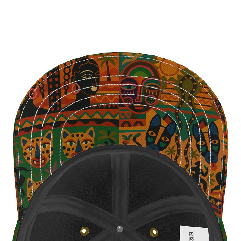 Gros plan de la visière intérieure de la Casquette Nzinga, avec imprimés artistiques africains en couleurs vives et couture renforcée.