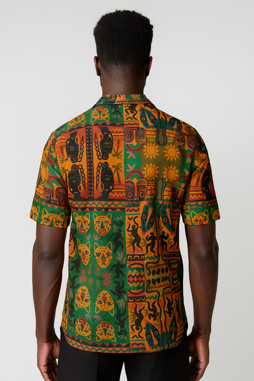 Homme afro vu de dos portant la chemise Nzinga, révélant l’imprimé afro-luxe intégral aux couleurs vives et la coupe premium en coton satin bio.