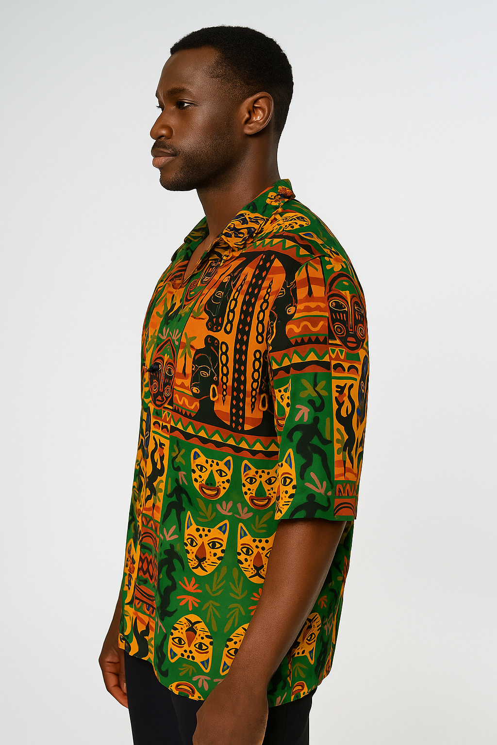 Vue latérale droite d’un homme afro portant la chemise Nzinga, mettant en valeur les détails de l’imprimé artistique afro-chic et la coupe fluide en coton satin bio.