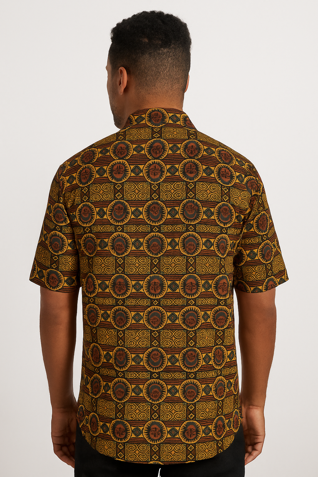 Homme afro portant une chemise à imprimé africain artistique, vue de dos, motifs géométriques et solaires fidèlement respectés.