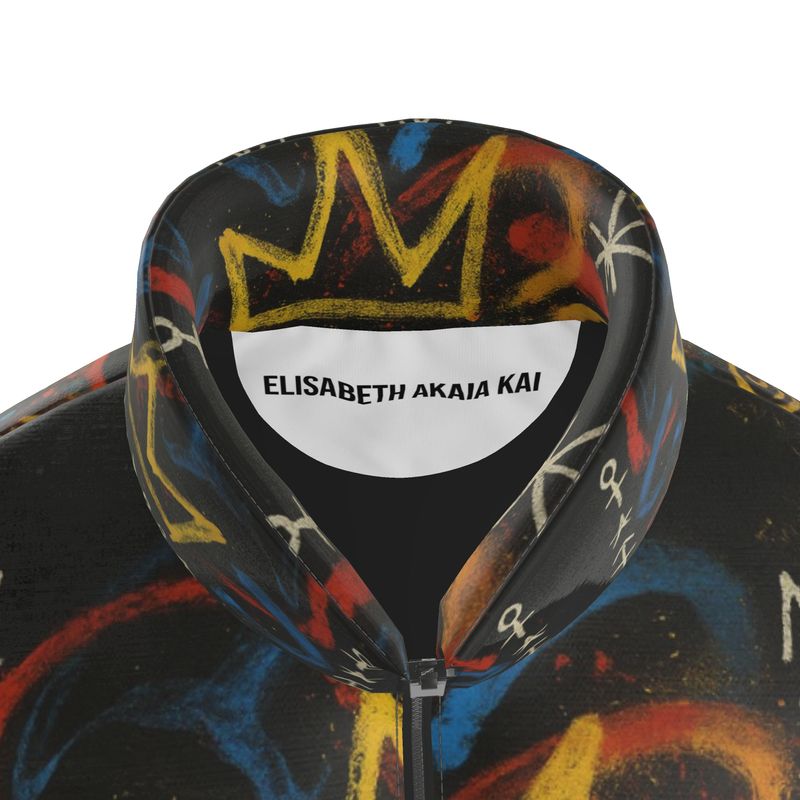 Gros plan sur le col intérieur de la doudoune Élisabeth Akaïa Kaï, avec l’étiquette blanche imprimée du nom de la marque, entourée de motifs artistiques colorés.