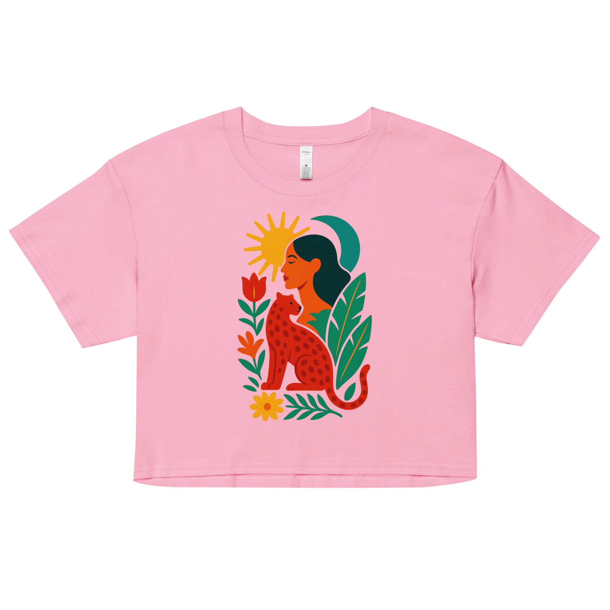 Crop top rose bubblegum Zoraya avec illustration colorée d’une femme et d’un félin sous un soleil, entourés de végétation – mode éthique et artistique