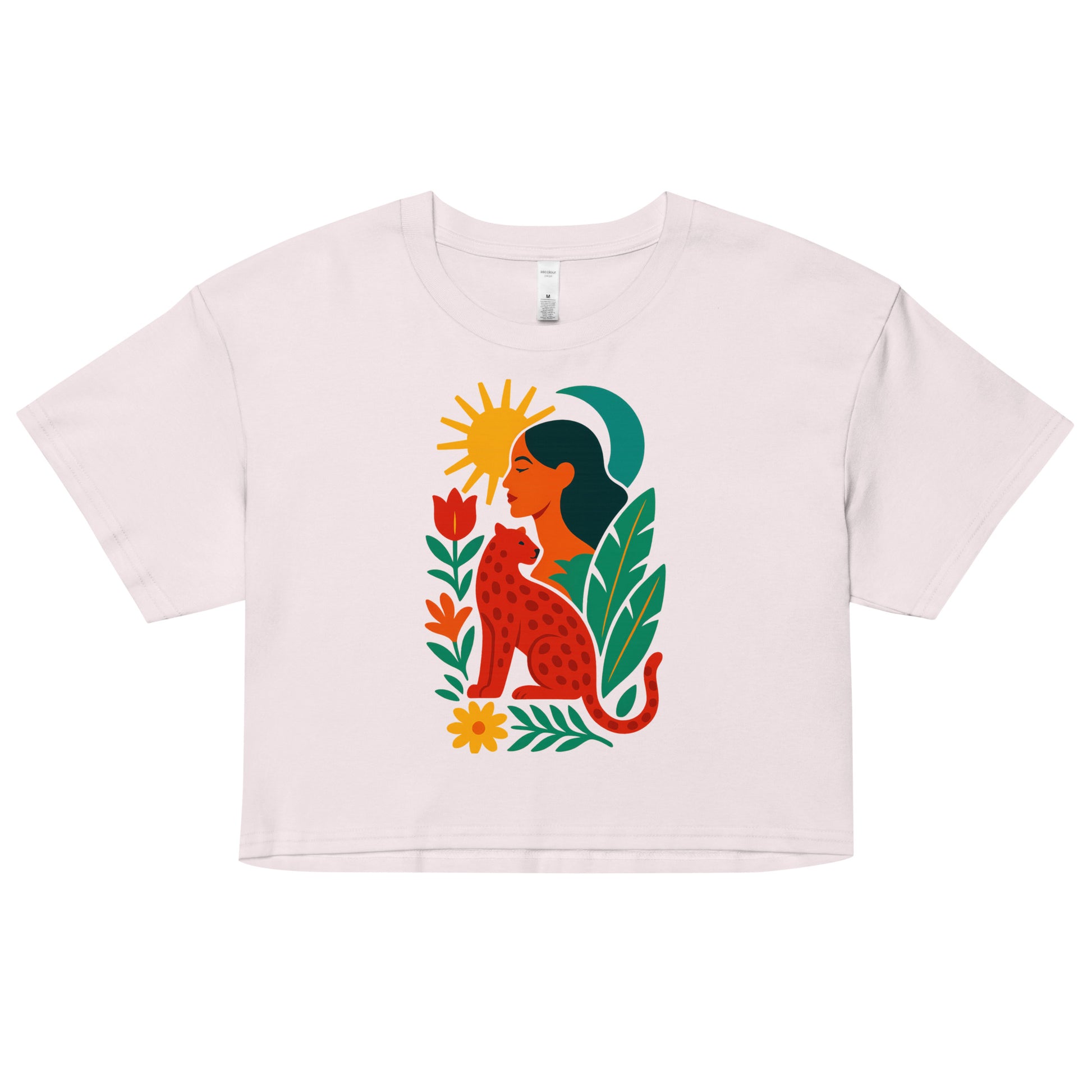 Crop top orchid Zoraya avec illustration colorée d’une femme et d’un félin sous un soleil, entourés de végétation – mode éthique et artistique