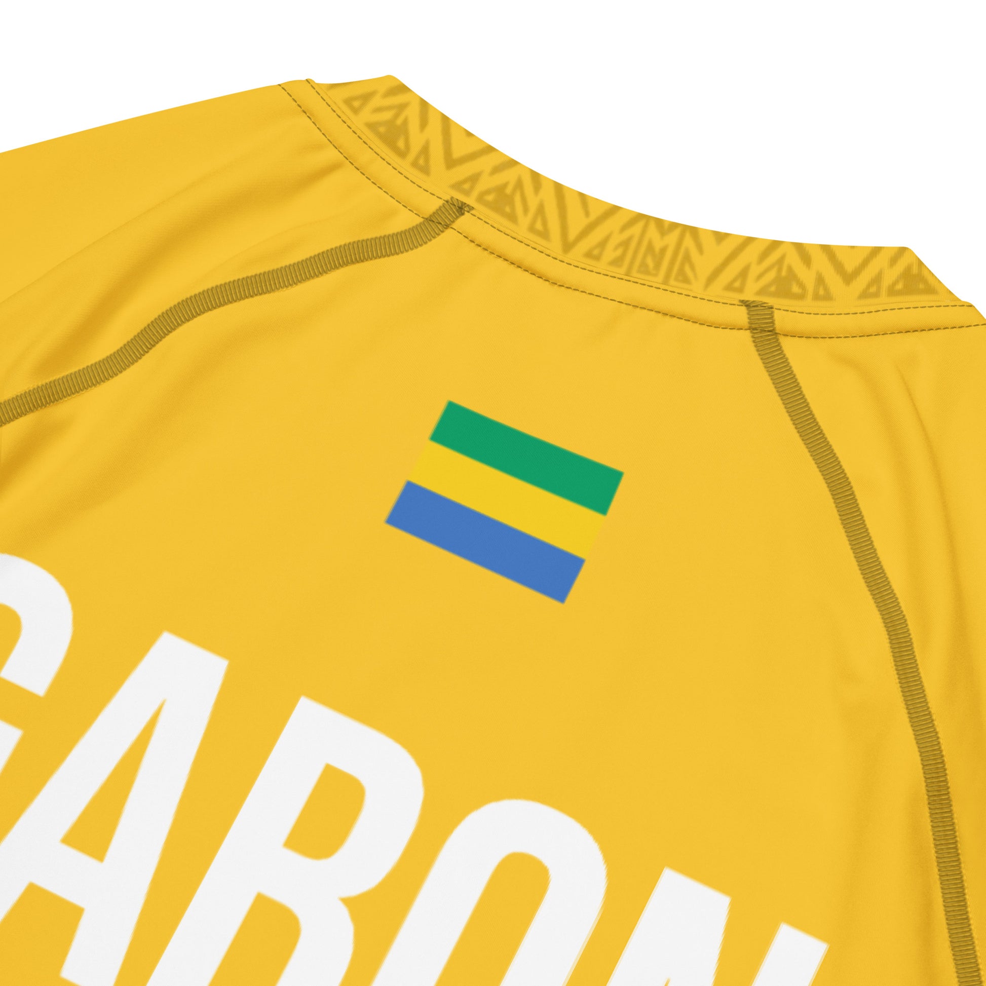 Détail du col orné de motifs tribaux et du drapeau gabonais imprimé sur le maillot Ngɔ Éboga – La Force du Gabon.