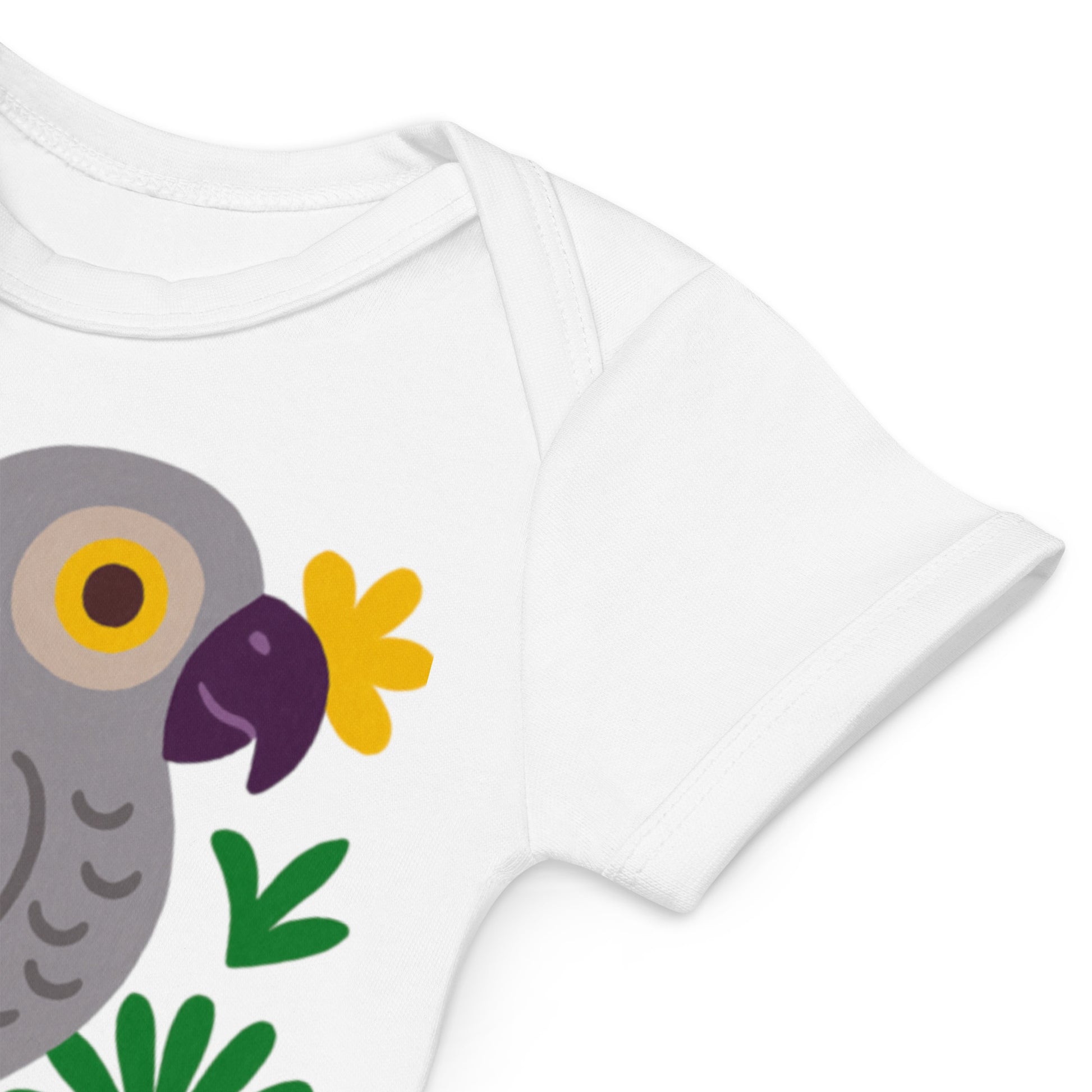 Zoom sur le motif artistique du perroquet gris entouré de fleurs solaires, imprimé sur le body bébé Mikaya.