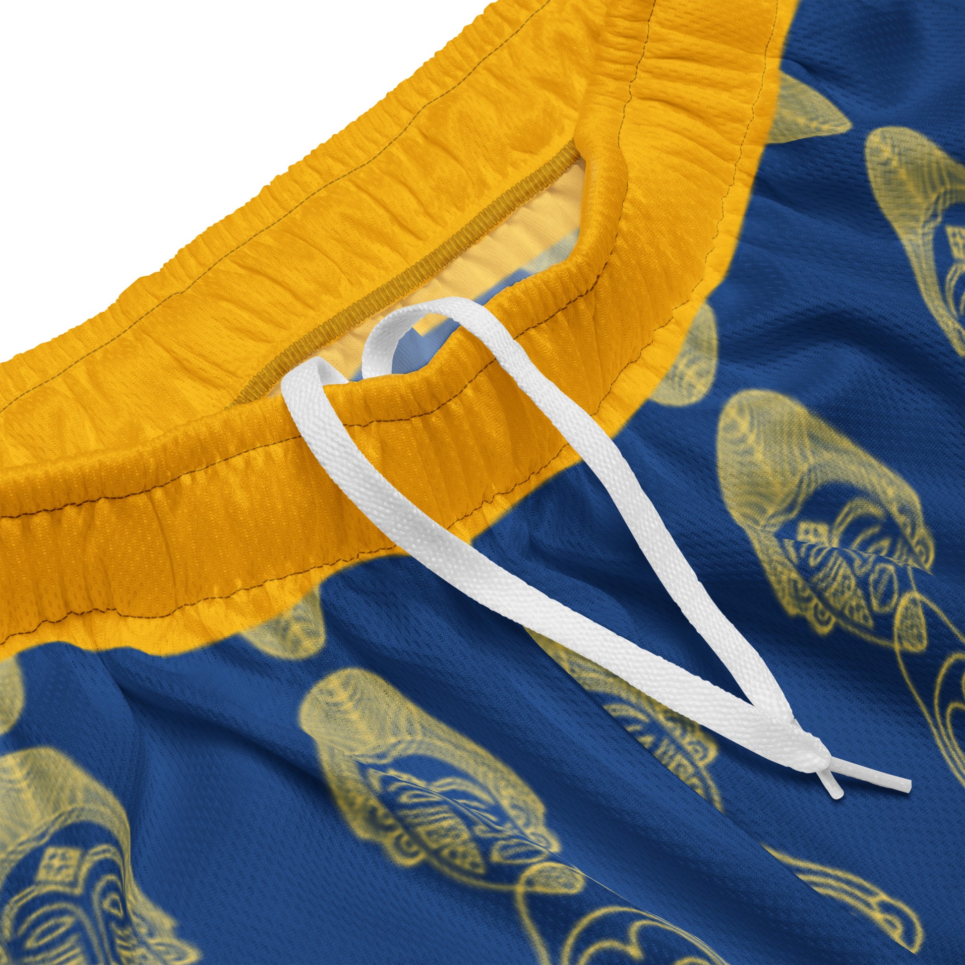 Gros plan sur la finition haut de gamme du short Ngɔ Éboga : tissu en maille respirante 100 % recyclée, ceinture dorée et cordon blanc ajustable.
Un savoir-faire technique au service du luxe éthique.