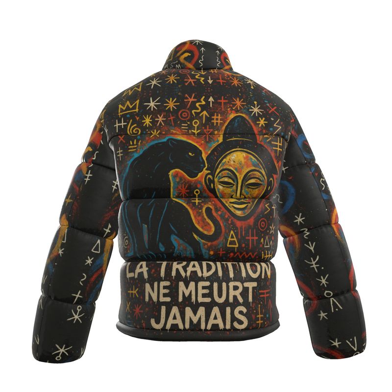 Vue arrière de la doudoune Élisabeth Akaïa Kaï avec une panthère noire, un masque traditionnel gabonais et l’inscription “La tradition ne meurt jamais”, entourés de symboles lumineux.