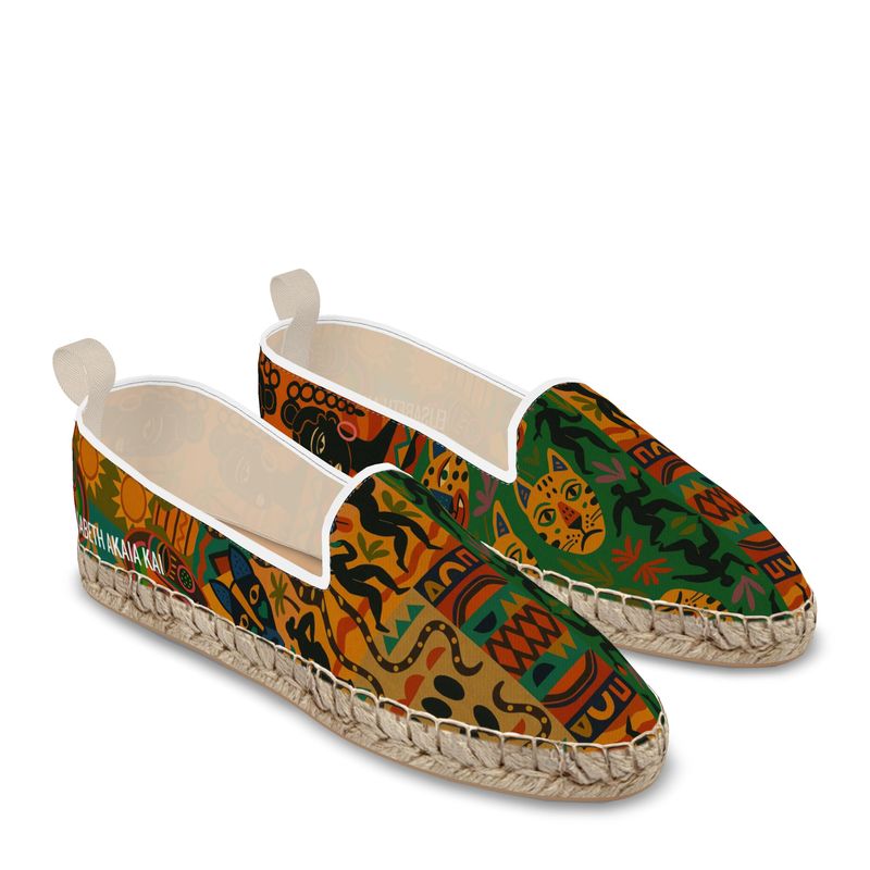 Espadrilles Nzinga photographiées en 3/4, style marchand, mettant en avant l’imprimé multiculturel et la semelle artisanale tressée.
