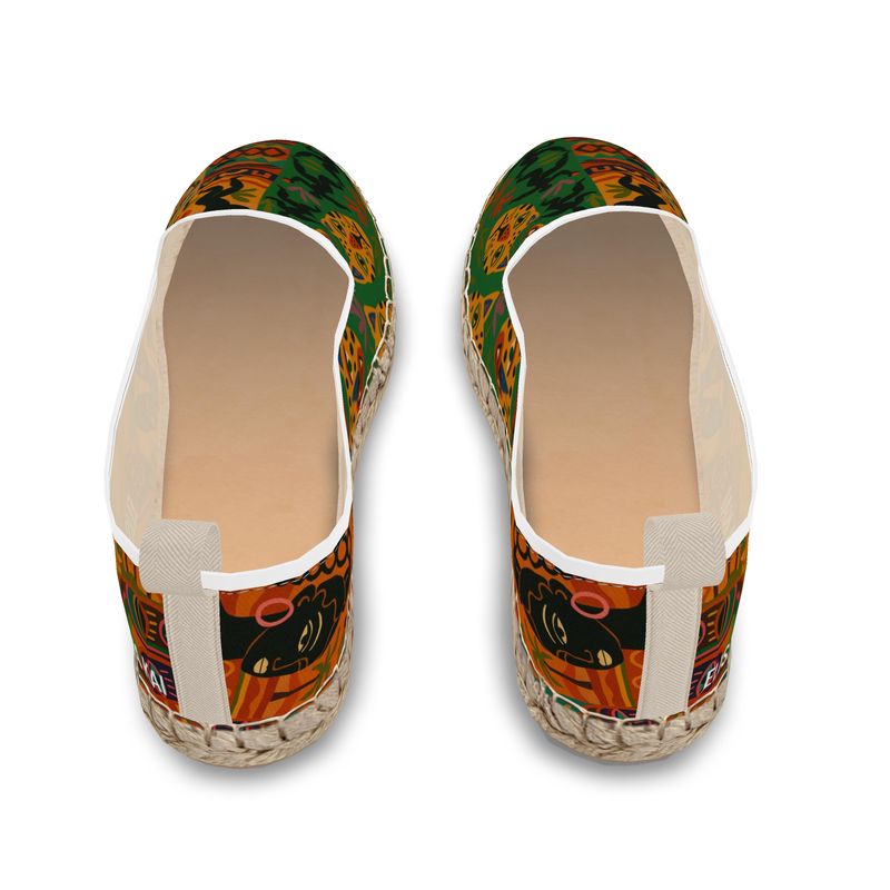 Vue arrière des espadrilles Nzinga, soulignant la finition artisanale, la semelle en corde naturelle et les motifs afro multiculturels aux couleurs vibrantes.