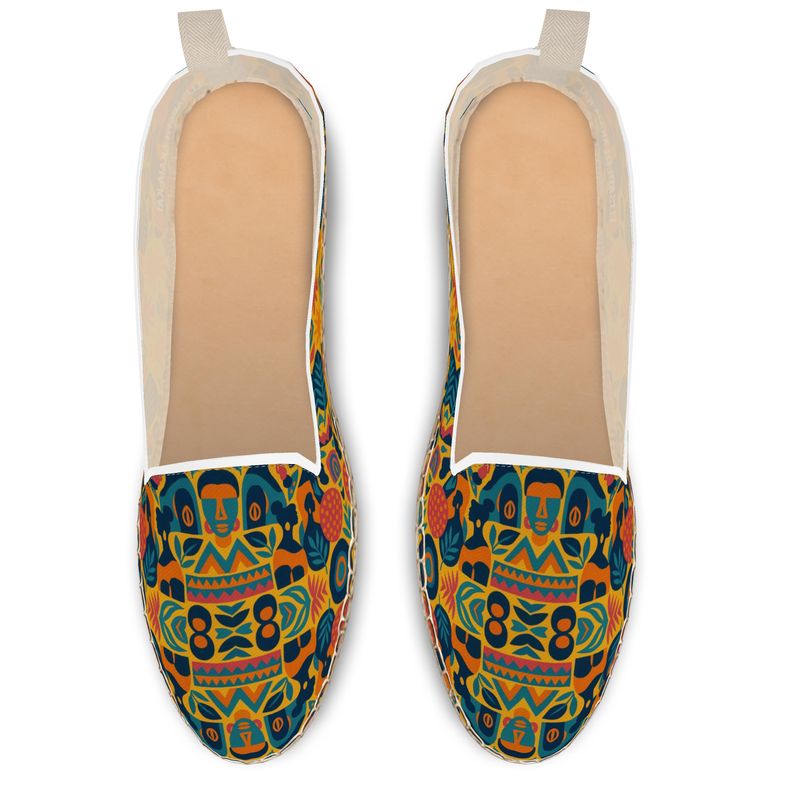 Paire d’espadrilles mocassins Zamaïa à imprimé artistique multicolore, fond jaune et bleu, semelle en corde naturelle, sur fond blanc.