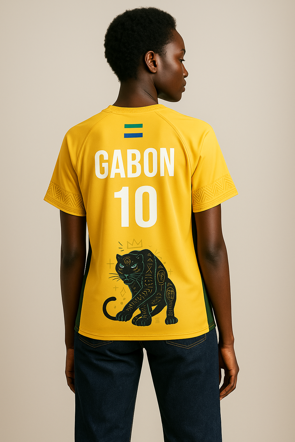 Vue arrière d’un modèle afro portant le maillot Ngɔ Éboga, collection Libreville Royale, avec la panthère noire et le drapeau gabonais.