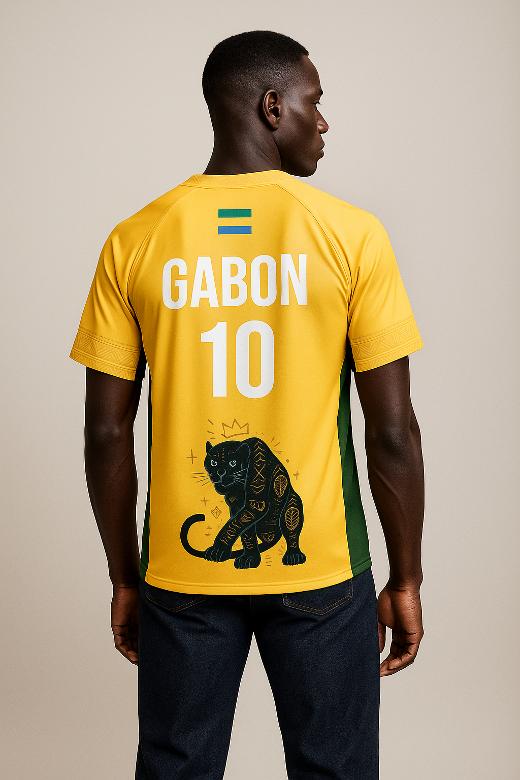 Modèle afro de dos portant le maillot Ngɔ Éboga avec le numéro 10 et la panthère noire emblématique du Gabon, photographie studio haut de gamme.