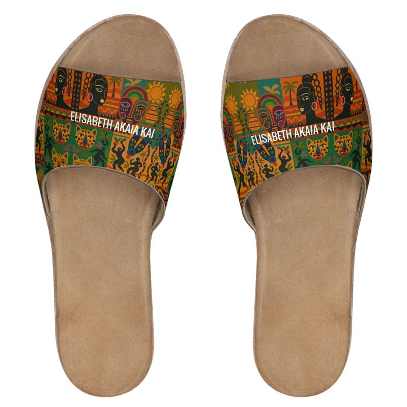 Plan rapproché d’une mannequin afro portant les Mules Nzinga, sandales de créateur afro luxe en cuir avec imprimés africains exclusifs.