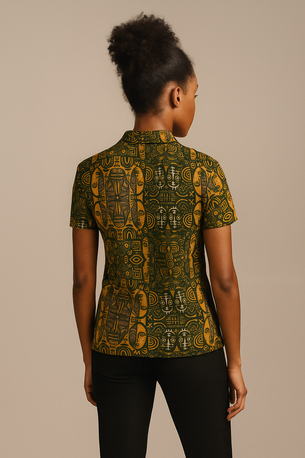 Collection Rituels Solaires. Polo de luxe imprimé all-over avec motifs solaires et ethniques en tons or et vert profond, coupe cintrée et élégante.