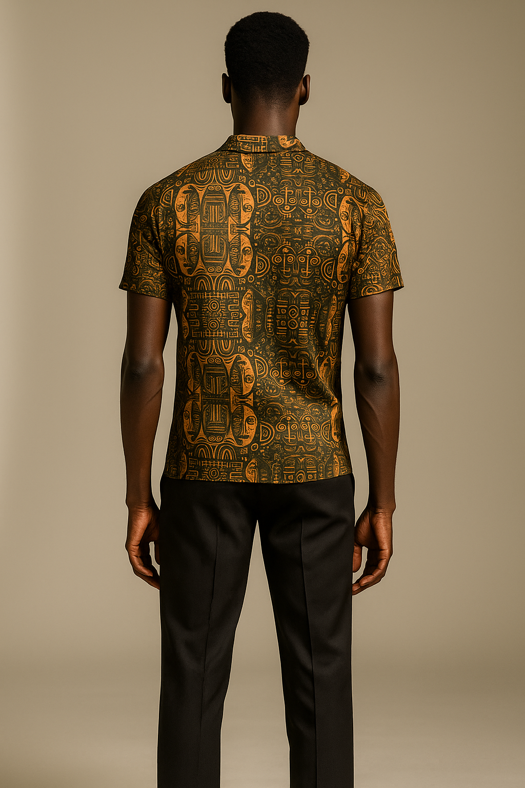 Collection Rituels Solaires. Polo de luxe imprimé all-over avec motifs solaires et ethniques en tons or et vert profond, coupe cintrée et élégante.