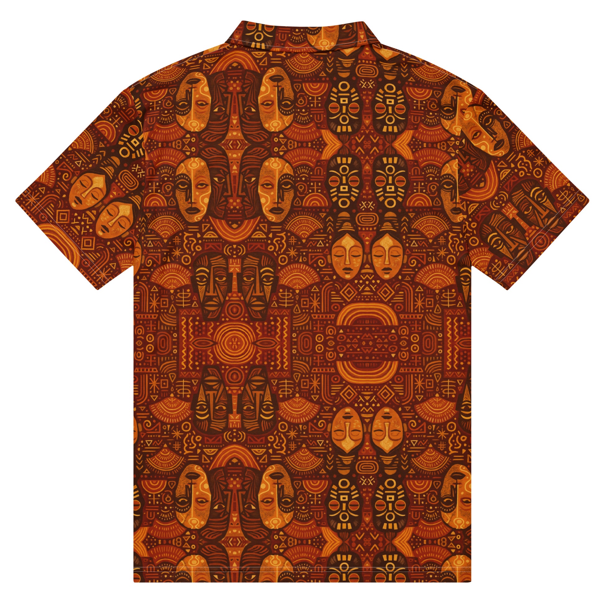 Polo Ndaïa présenté à plat, vue arrière, imprimé artistique aux masques africains et symboles solaires, coupe cintrée et col polo classique.