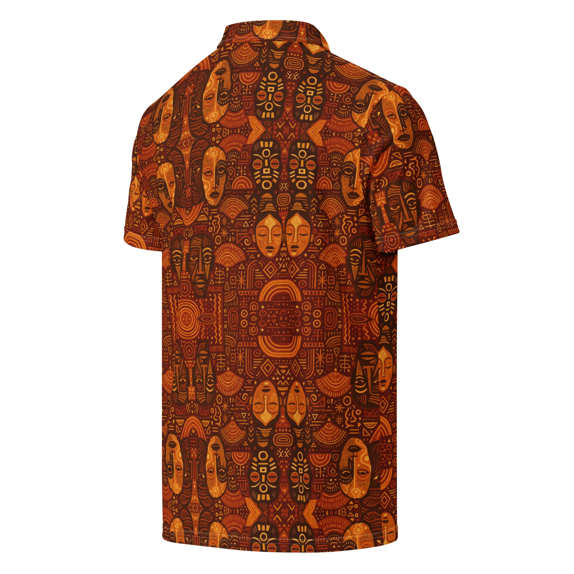 Polo Ndaïa présenté en vue arrière trois-quarts, imprimé solaire aux masques africains et motifs géométriques, coupe cintrée et élégante.