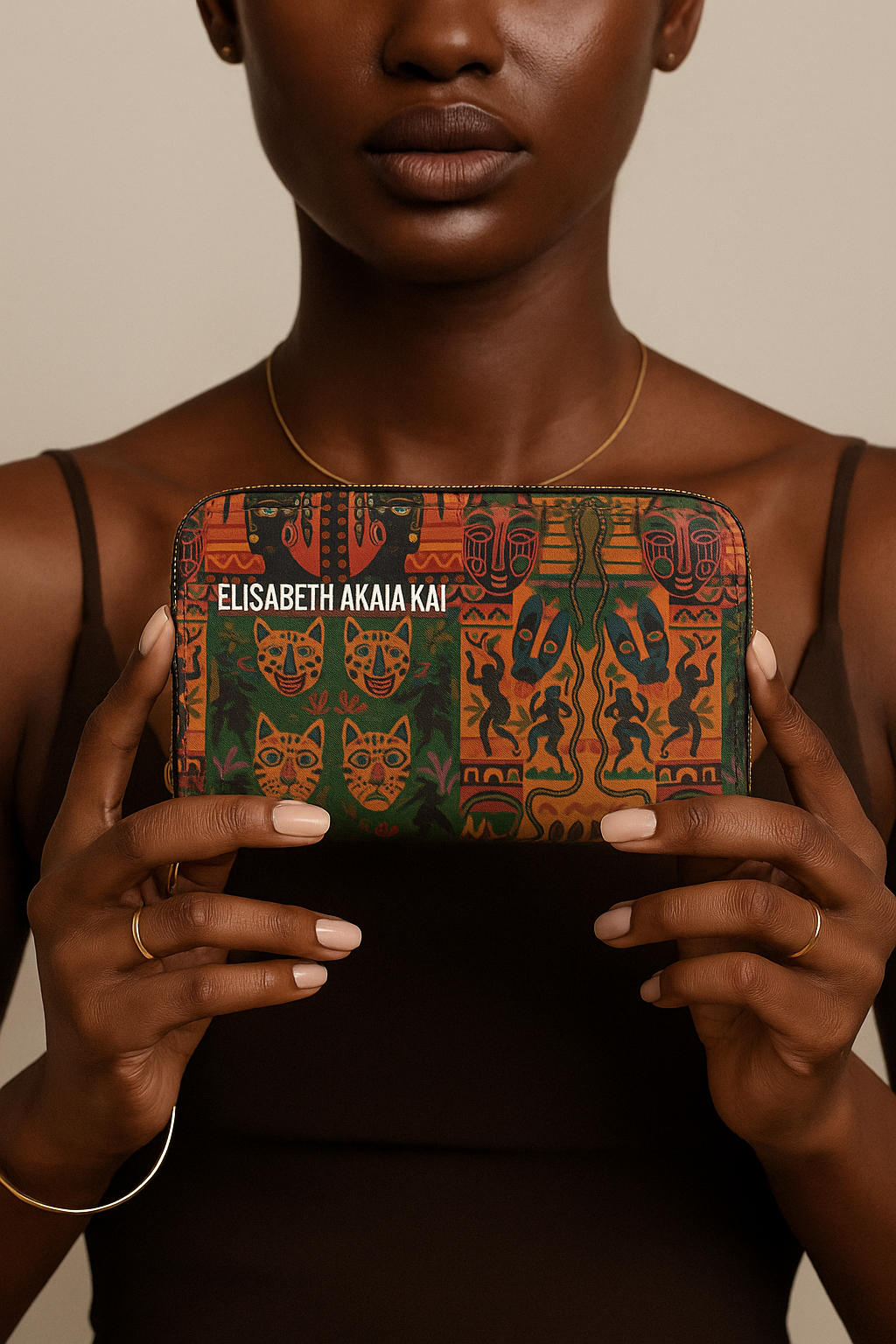 Femme afro chic tenant le portefeuille Nzinga en cuir imprimé afro luxe par Élisabeth Akaïa Kaï, compagnon zippé haut de gamme.