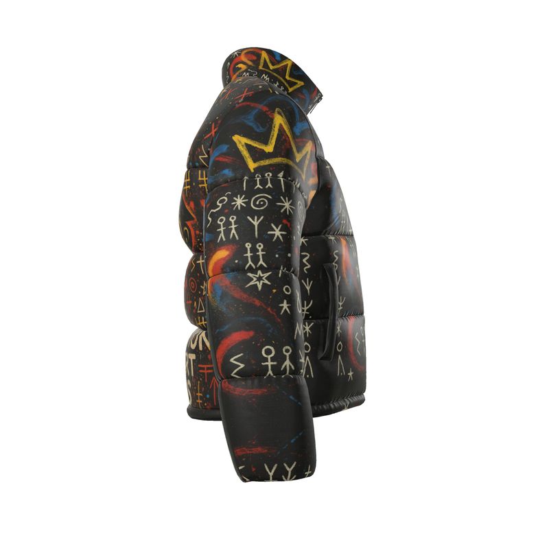 Vue de profil gauche de la doudoune Élisabeth Akaïa Kaï, imprimée de symboles ancestraux et graphiques blancs sur fond noir aux touches rouges, bleues et jaunes.