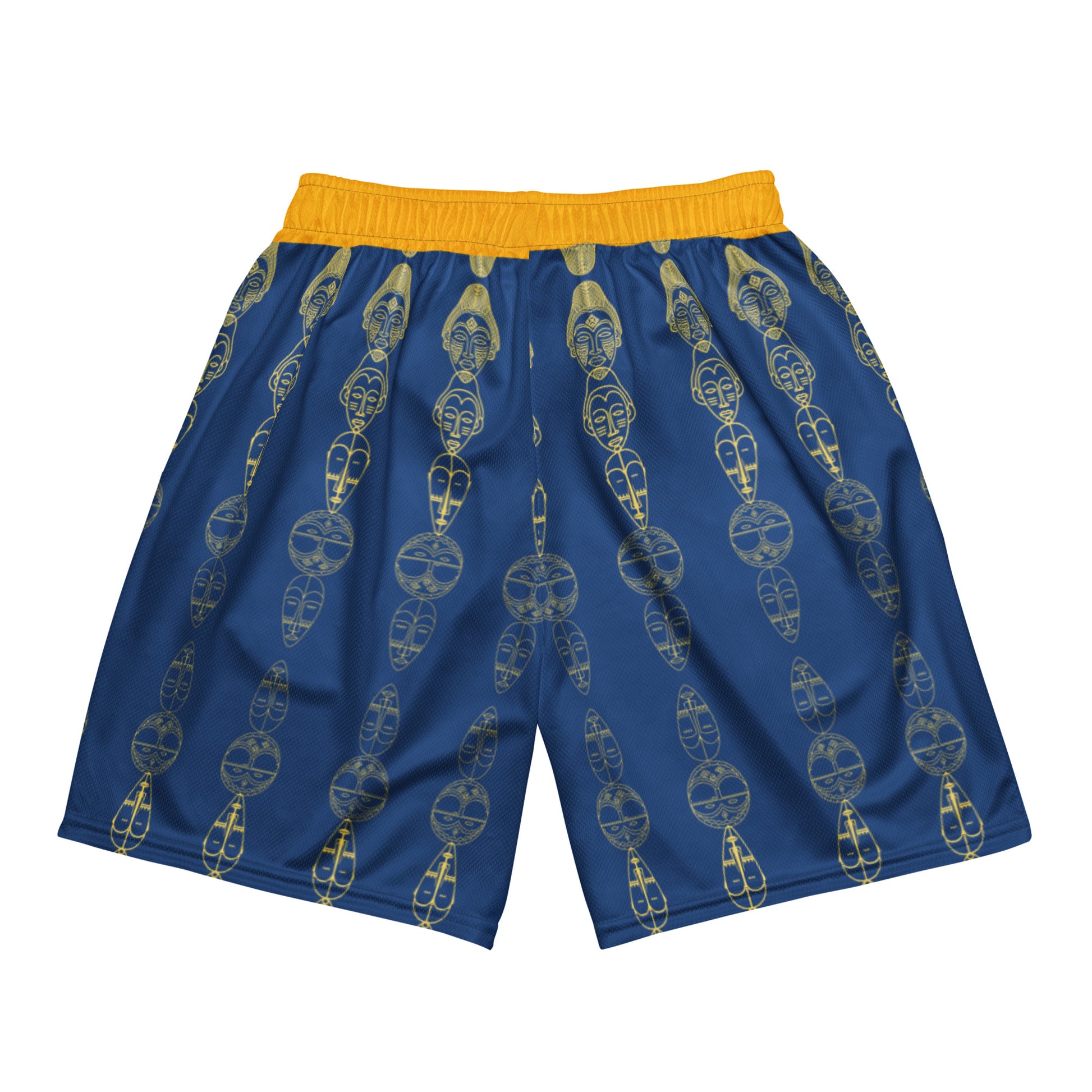 Vue complète du dos du short Ngɔ Éboga, orné de masques traditionnels gabonais.
Un équilibre entre puissance visuelle et sophistication textile.