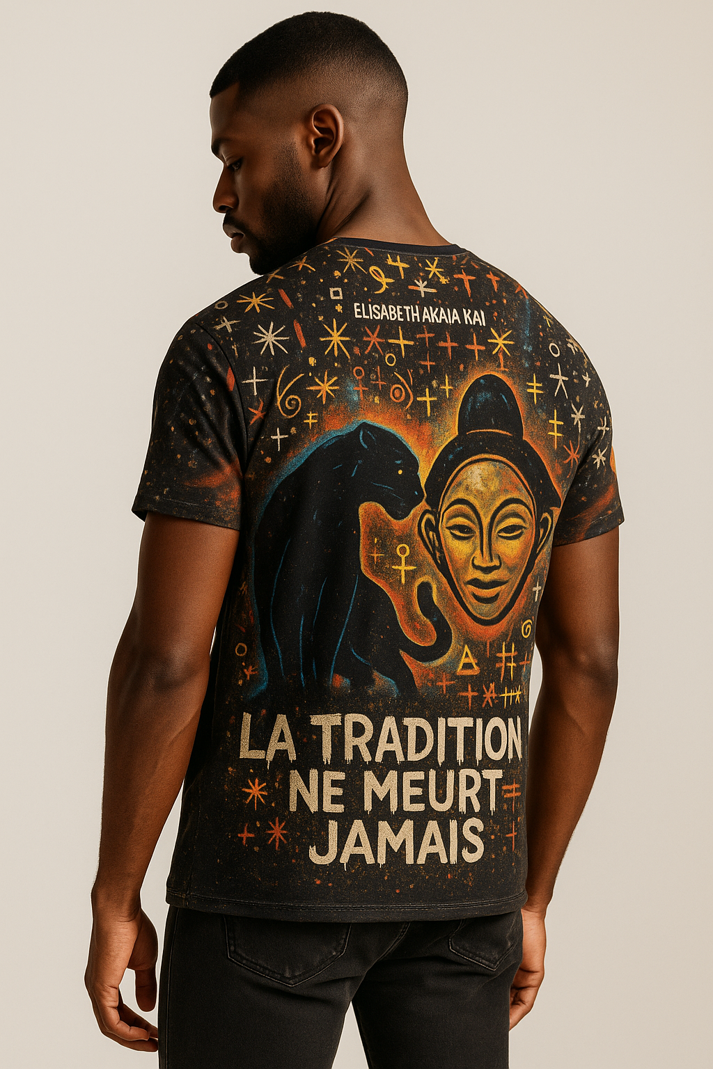 Vue arrière d’un homme afro portant le t-shirt Miengo Sekiani. Le visuel met en avant la citation “La tradition ne meurt jamais” et les motifs artistiques inspirés du patrimoine gabonais, sur fond beige épuré.