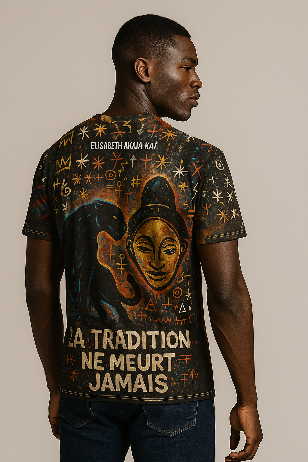 Homme afro portant le t-shirt Miengo Sekiani vu de dos, dévoilant la panthère noire, le masque gabonais et les symboles bantugraphiques. Studio de mode au fond neutre, style afro-luxe contemporain.