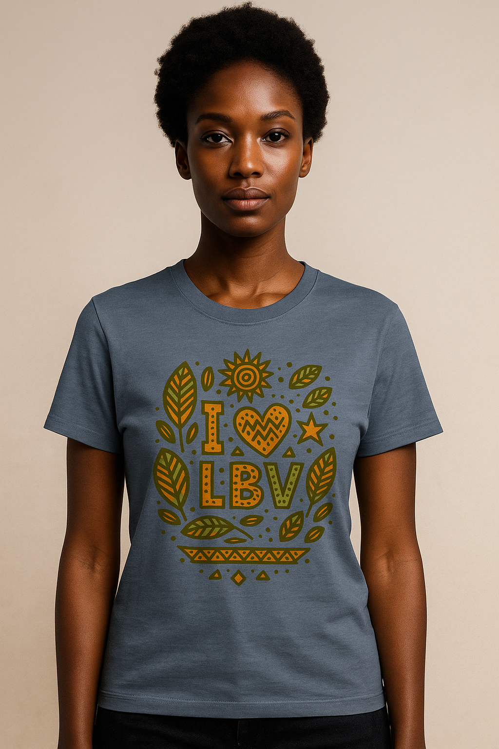 T-shirt bleu chiné foncé coton bio avec imprimé artistique “I ❤ LBV” inspiré des forêts et feuilles badamier.