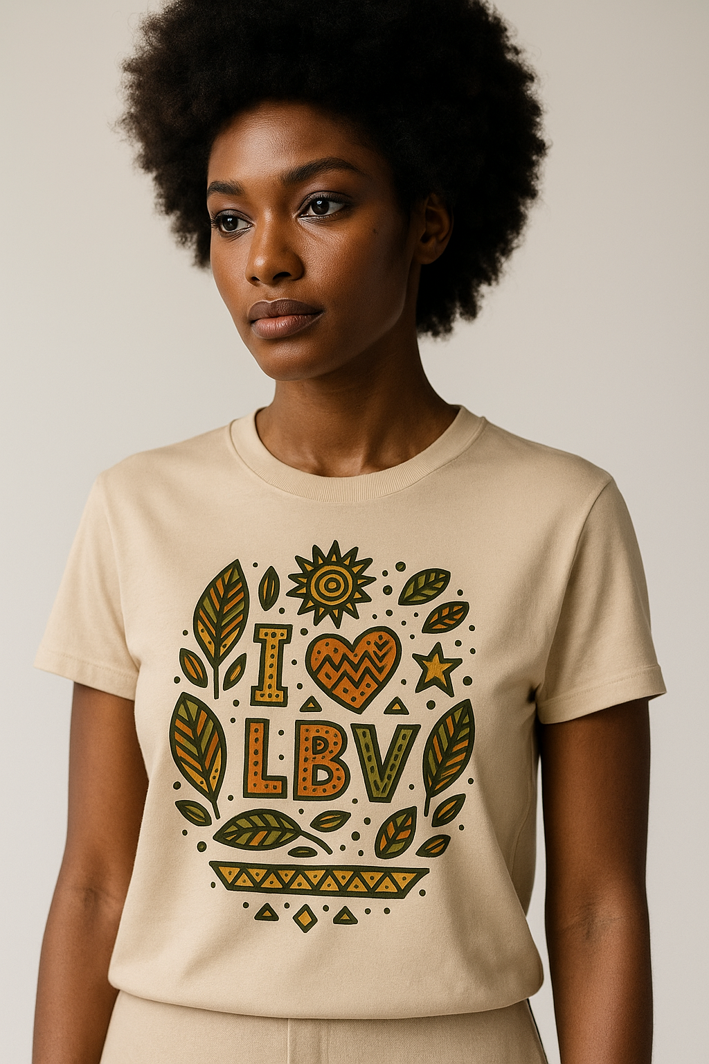 T-shirt beige sable en coton bio avec imprimé “I ❤ LBV” et inspiration nature gabonaise – feuilles badamier.