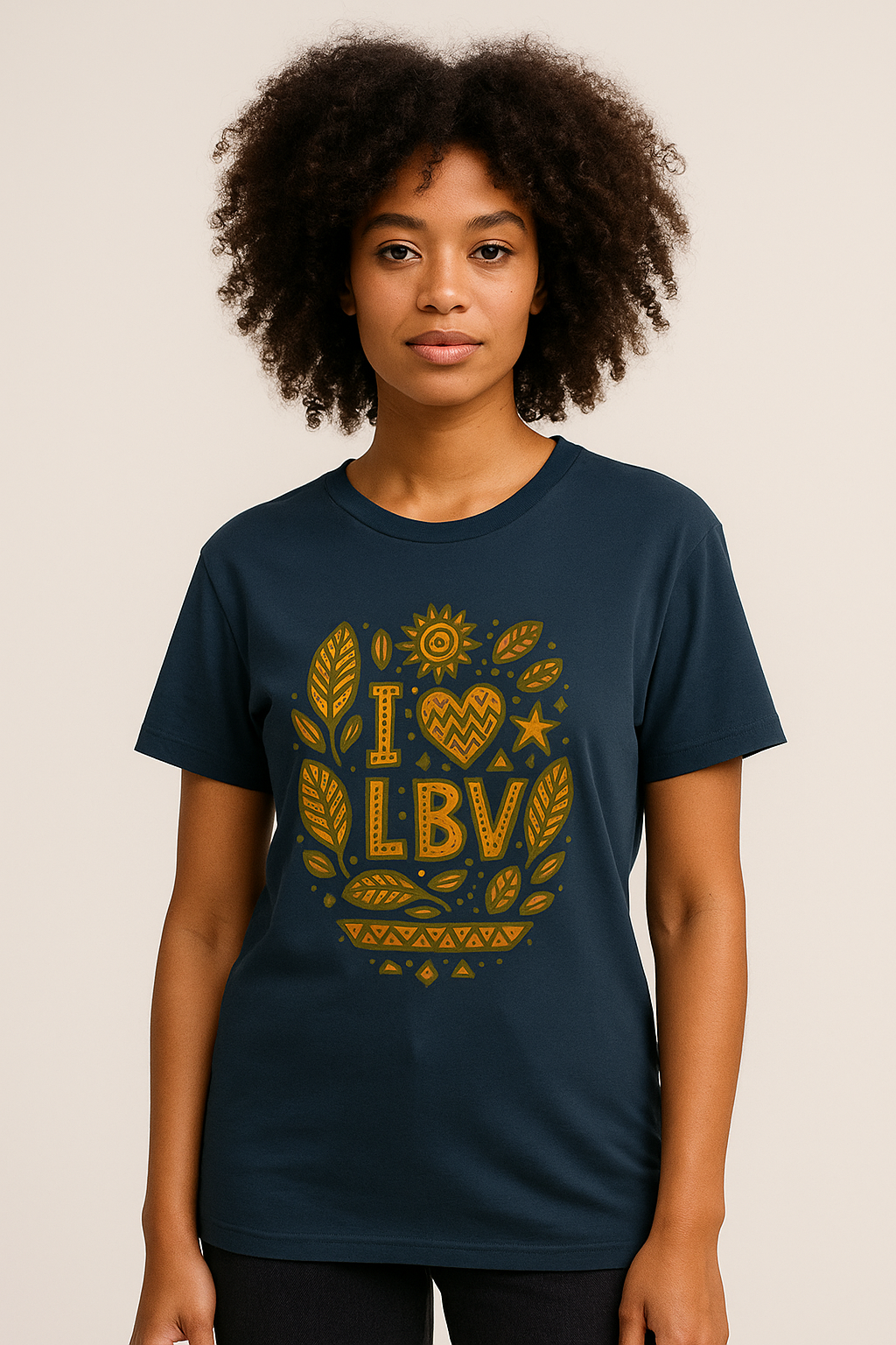 T-shirt bleu marine coton bio avec motif “I ❤ LBV” inspiré des feuilles de badamier – Élisabeth Akaïa Kaï.