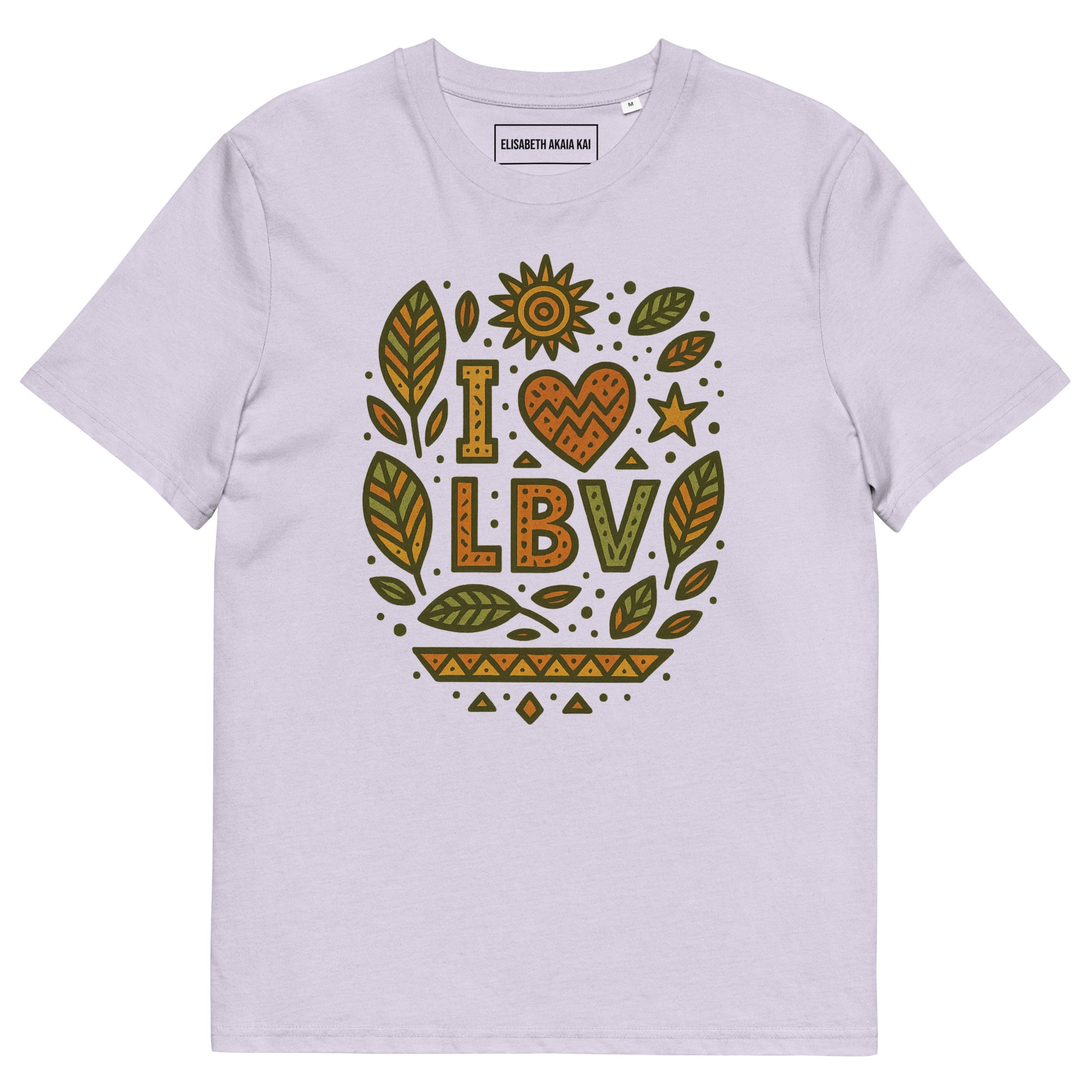 T-shirt lavande coton bio avec imprimé “I ❤ LBV” et décor de feuilles badamier – mode éthique afro luxe.