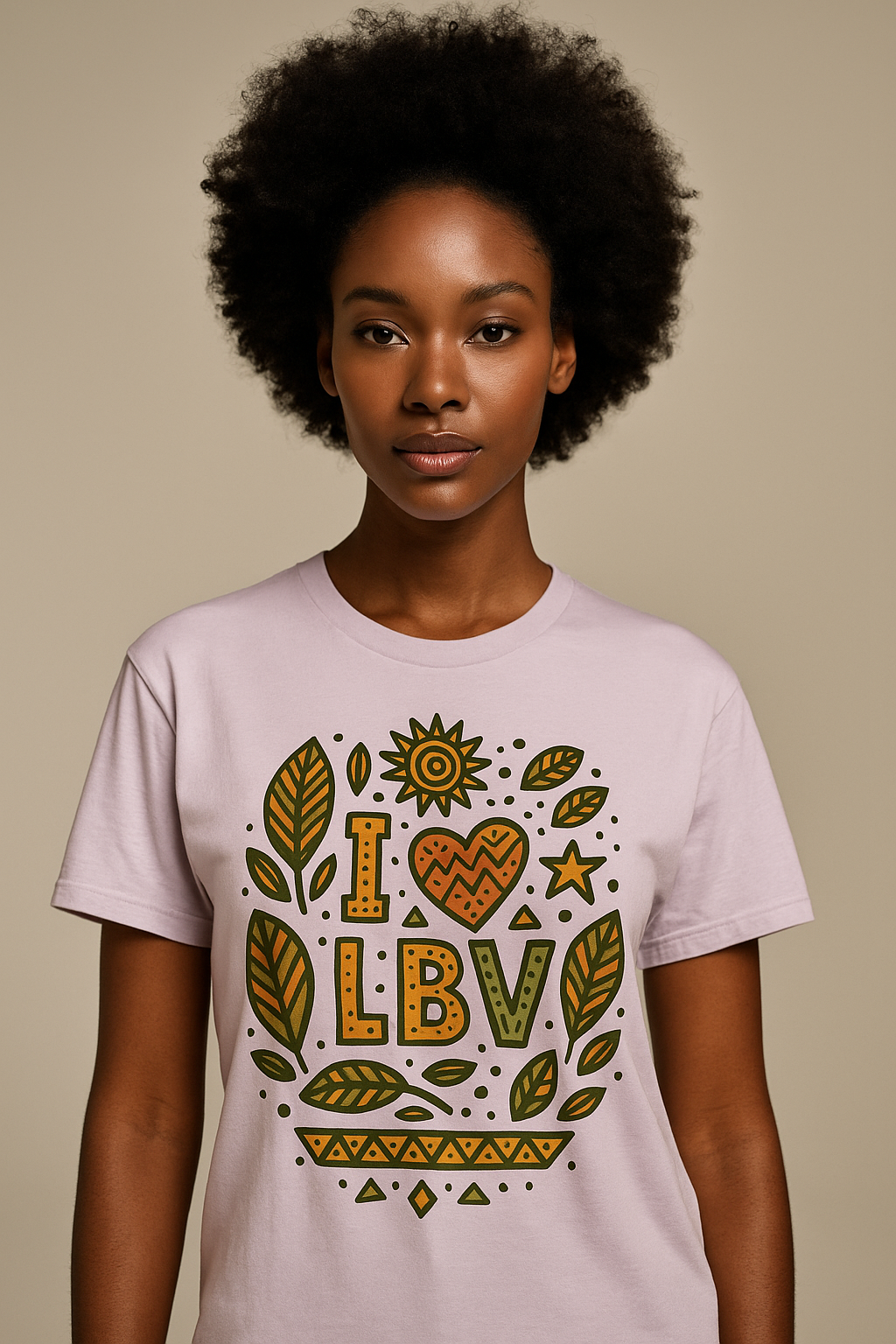 T-shirt lavande coton bio avec imprimé “I ❤ LBV” et décor de feuilles badamier – mode éthique afro luxe.