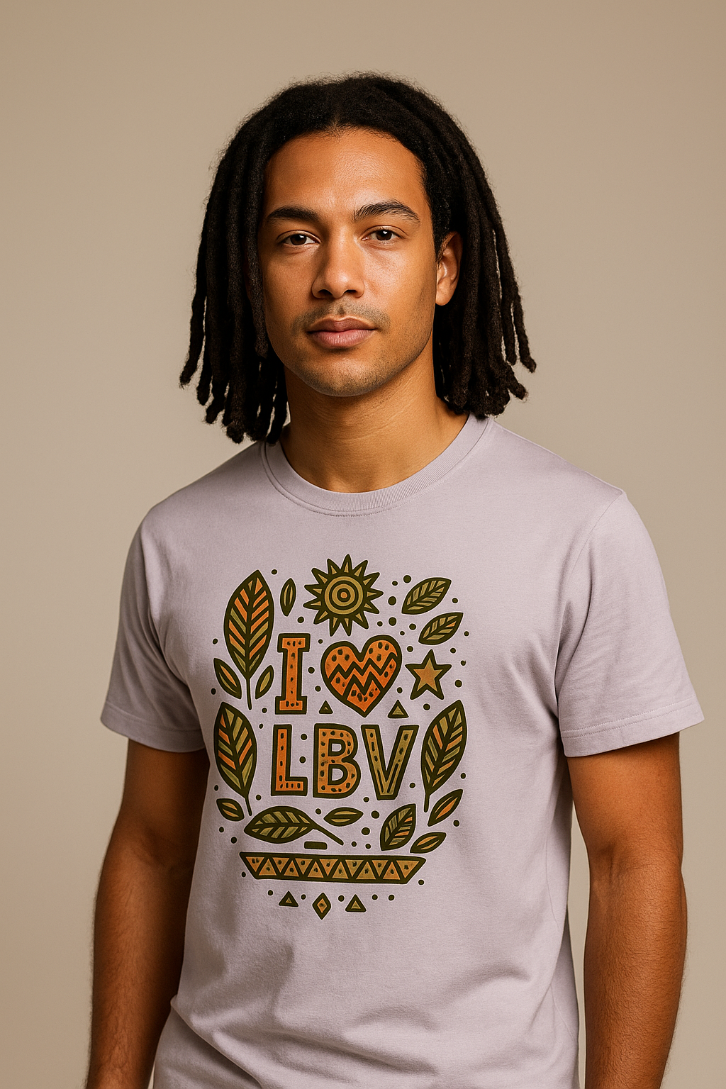 T-shirt lavande coton bio avec imprimé “I ❤ LBV” et décor de feuilles badamier – mode éthique afro luxe.