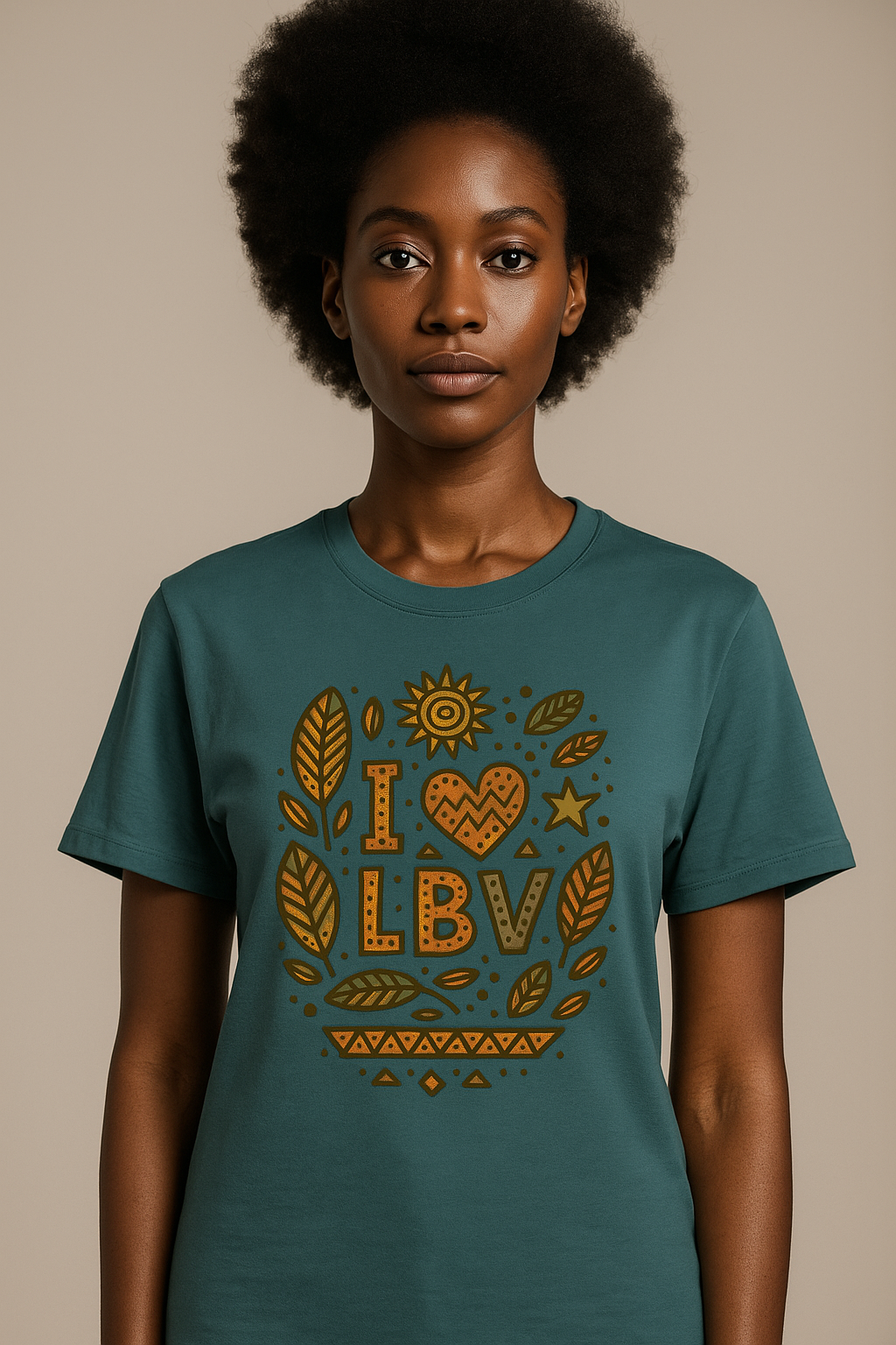 T-shirt bleu pétrole en coton bio avec imprimé “I ❤ LBV” et feuilles stylisées de badamier – mode afro chic.