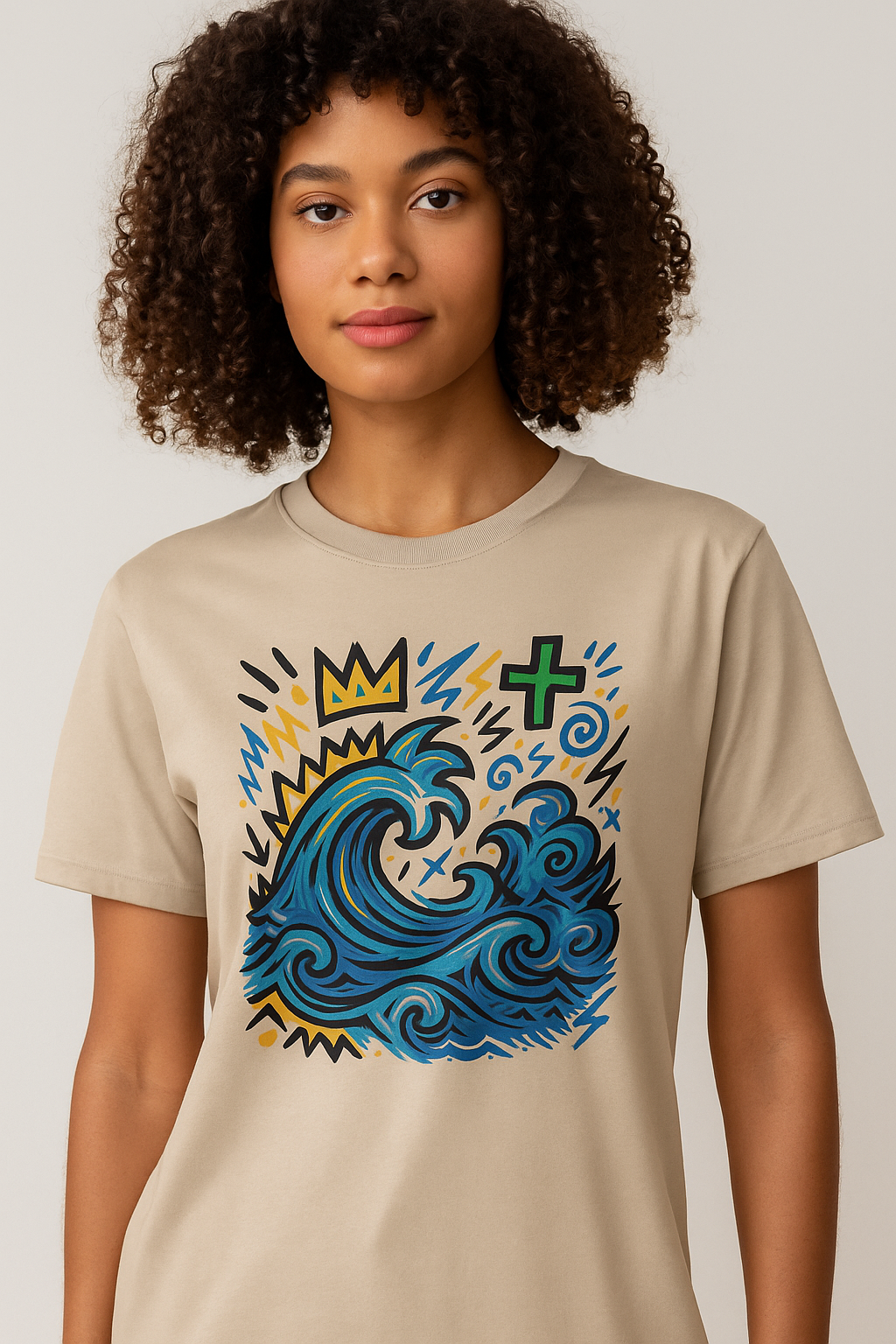 T-shirt Ondja beige sable unisexe coton bio certifié, imprimé artistique vague bleue et symboles graphiques, slow fashion afro luxe