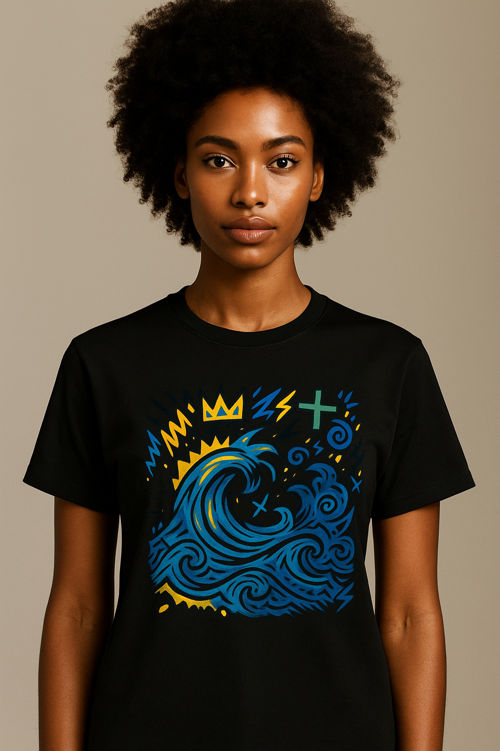 T-shirt Ondja noir unisexe en coton bio, imprimé coloré vague bleue stylisée avec symboles graphiques, collection artistique Élisabeth Akaïa Kaï