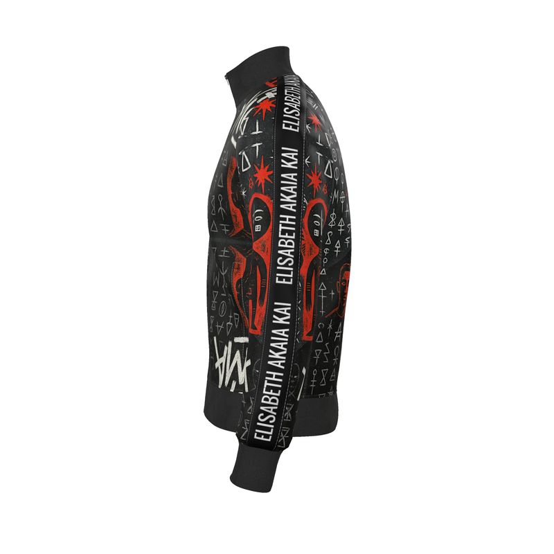 Veste streetwear de la collection Libreville Royale, imprimée de motifs tribaux rouges, noirs et blancs. Coupe unisexe avec fermeture zippée, symbole afro-luxe et esthétique urbaine artistique.