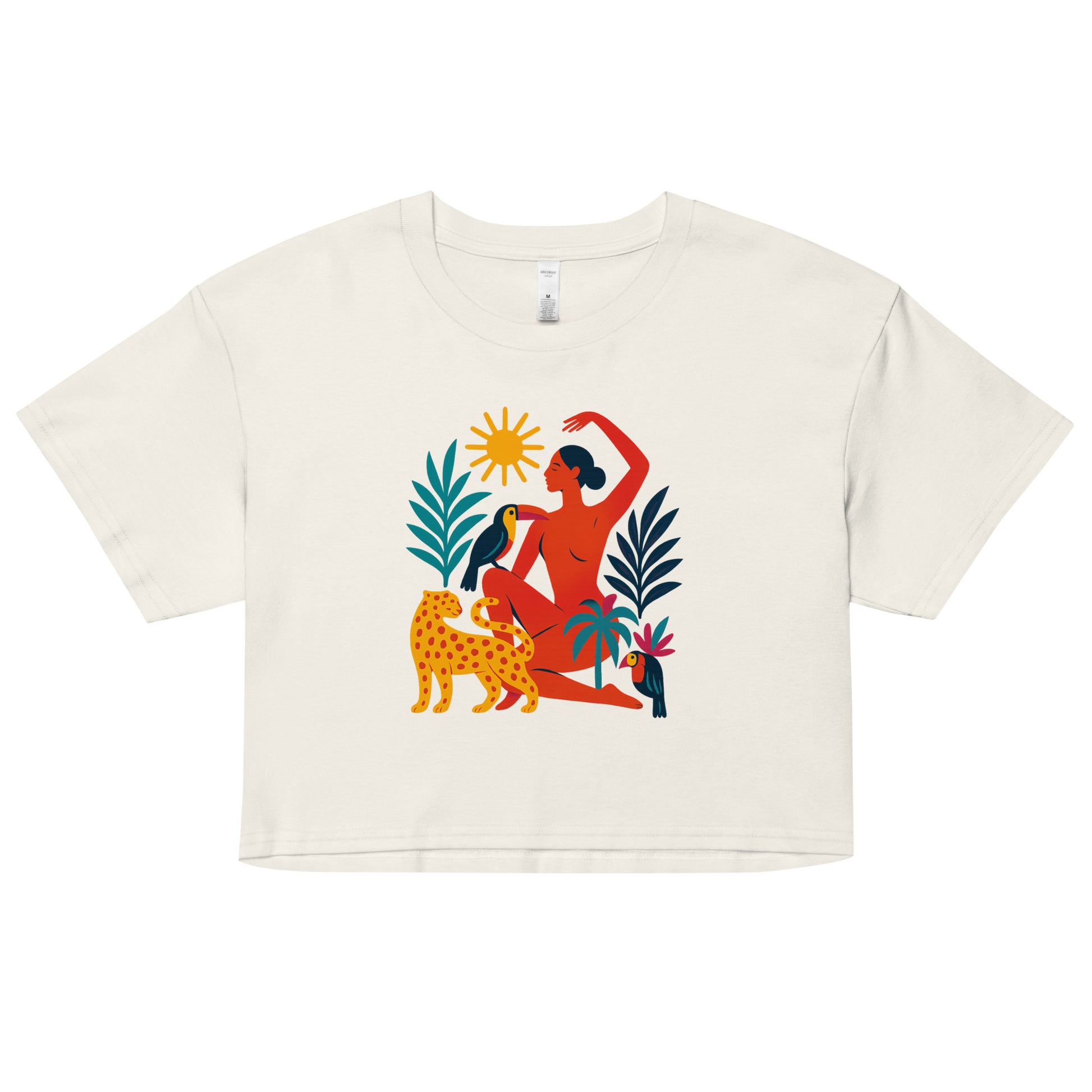 Crop top Éveil Solaire porté par une femme – t-shirt court en coton bio avec illustration artistique inspirée des rituels solaires. Mode éthique estivale.