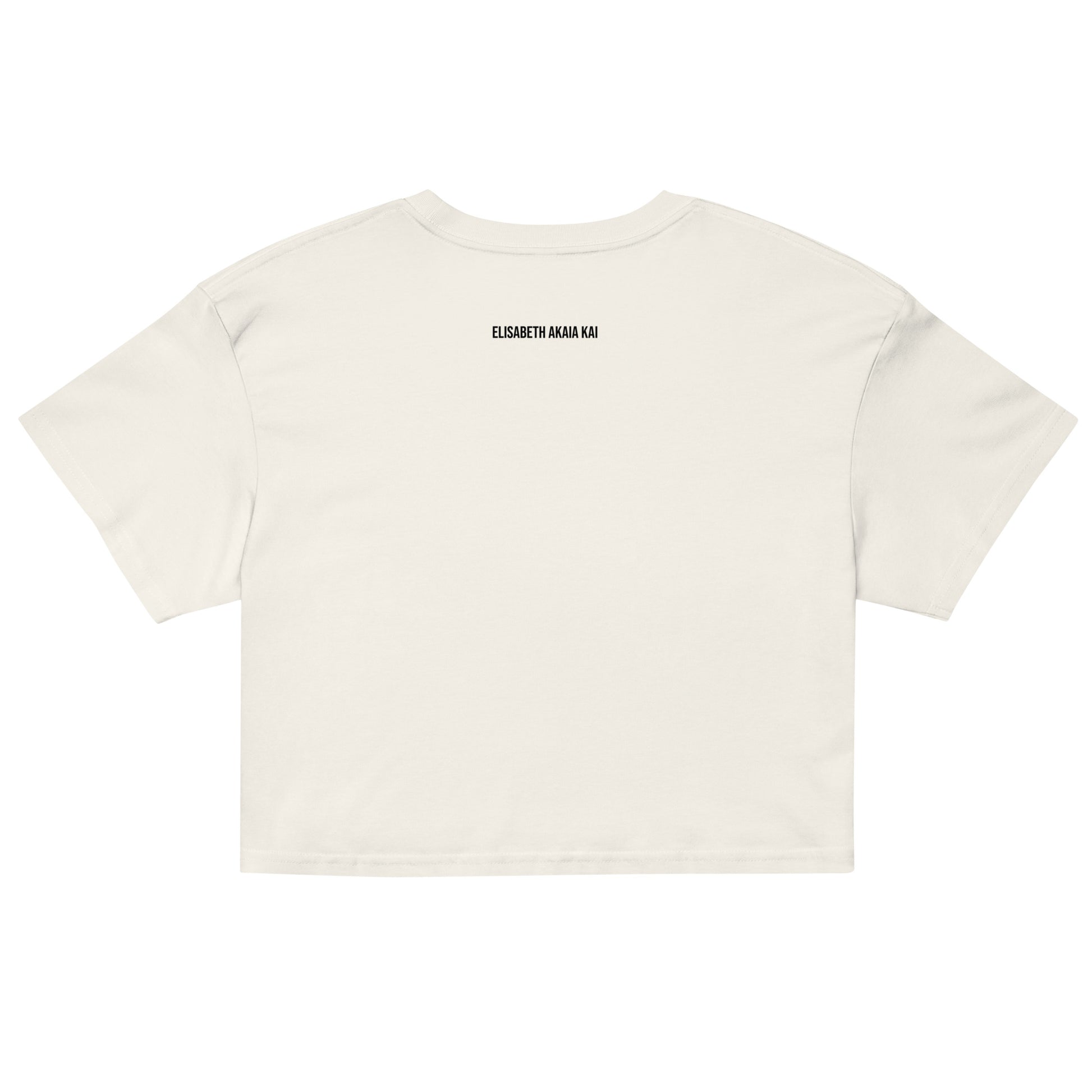 Crop top Éveil Solaire porté par une femme – t-shirt court en coton bio avec illustration artistique inspirée des rituels solaires. Mode éthique estivale.