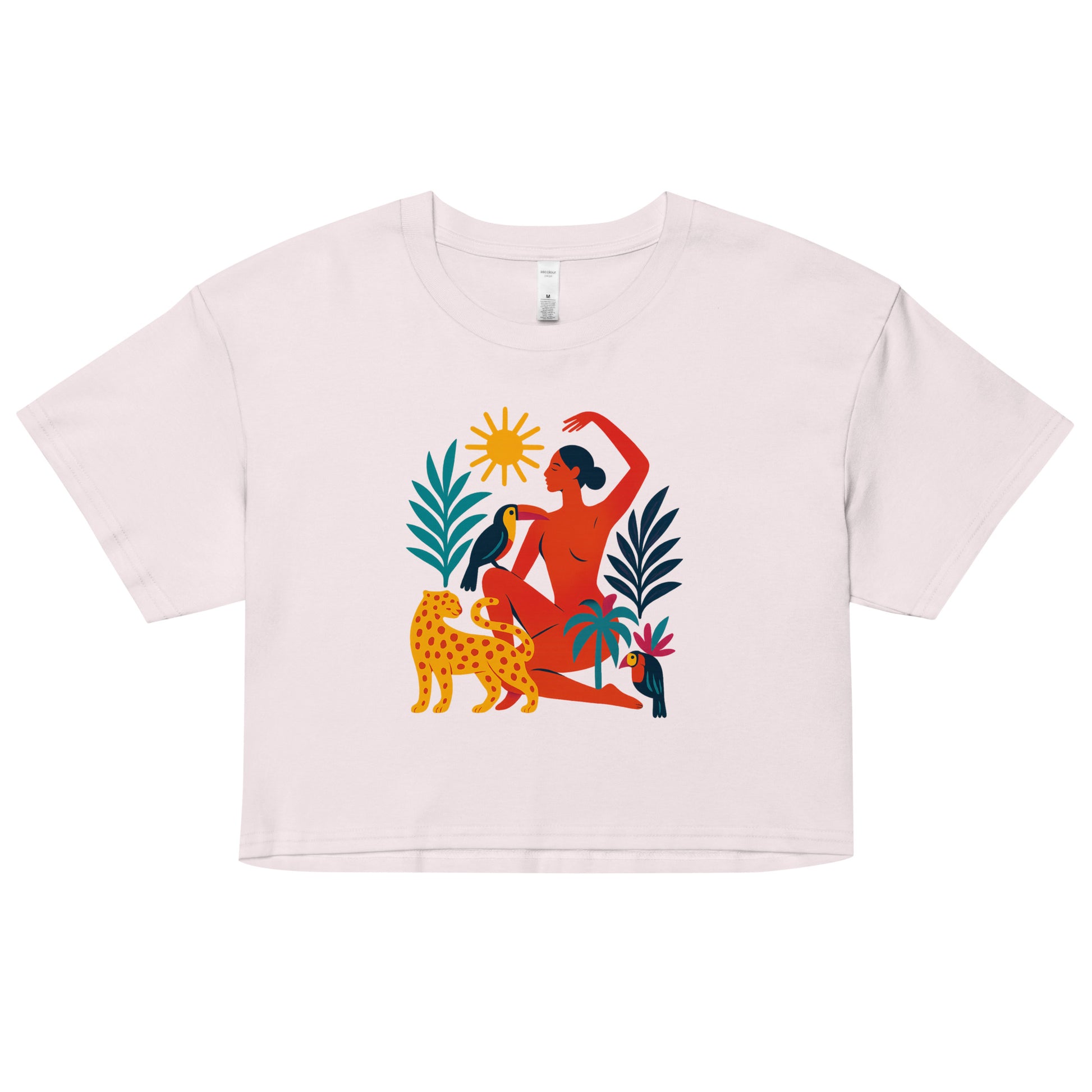 Crop top Éveil Solaire porté par une femme – t-shirt court en coton bio avec illustration artistique inspirée des rituels solaires. Mode éthique estivale.