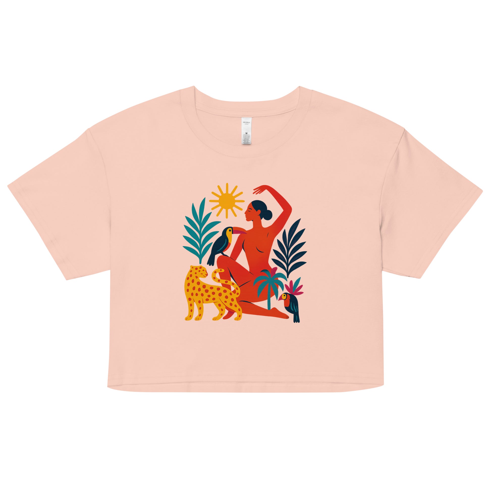 Crop top Éveil Solaire porté par une femme – t-shirt court en coton bio avec illustration artistique inspirée des rituels solaires. Mode éthique estivale.