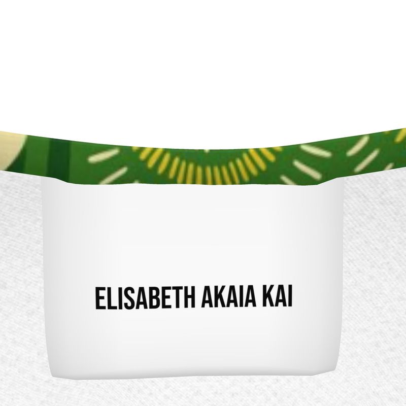 Gros plan sur l’étiquette intérieure blanche du t-shirt enfant Mwana, avec l’inscription “Élisabeth Akaïa Kaï”, symbole d’authenticité et de luxe éthique.