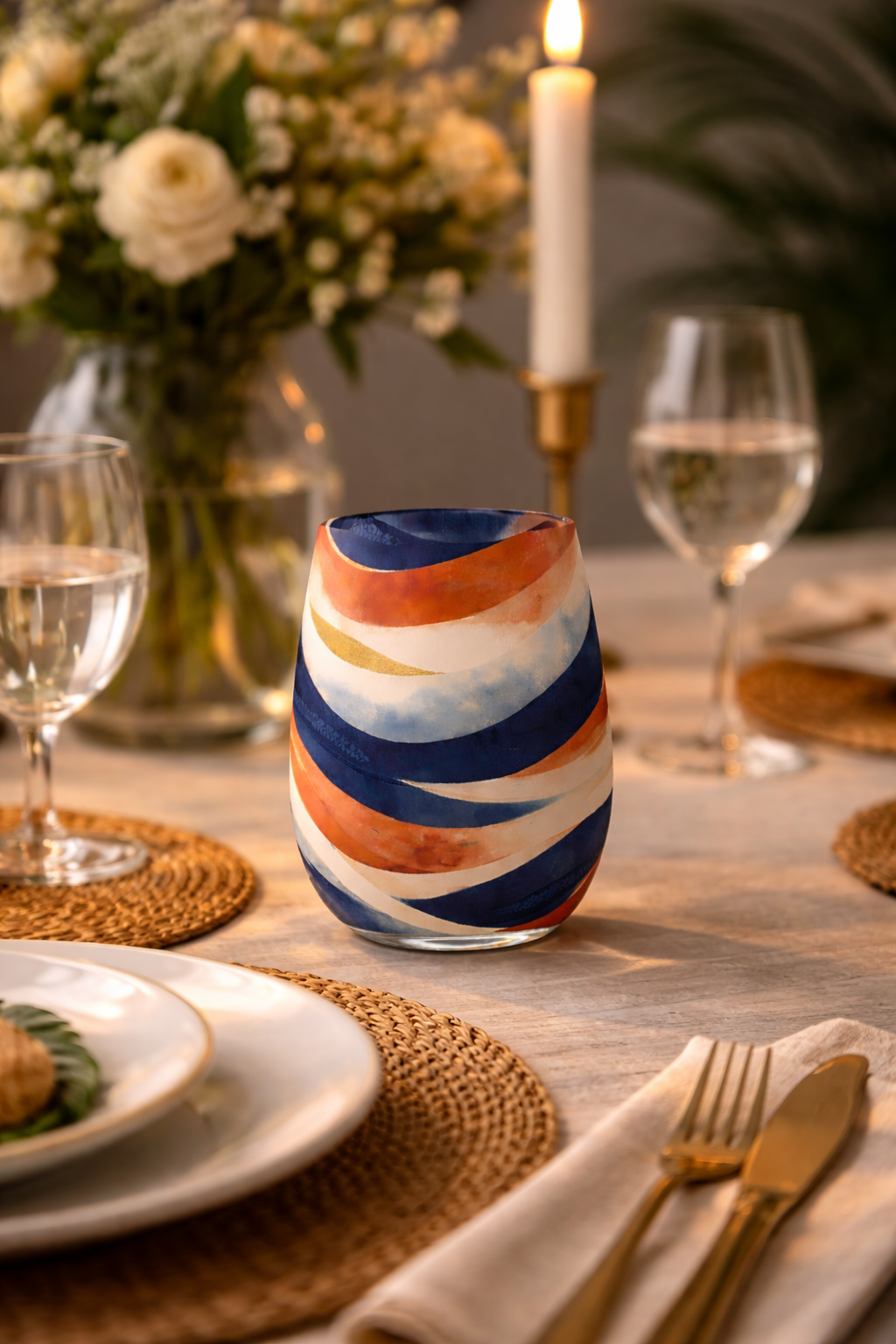 Verre décoratif de luxe inspiré de la culture gabonaise, mis en situation sur une table élégante, motifs artistiques peints à la main, décoration afro-luxe pour art de la table et intérieur haut de gamme.