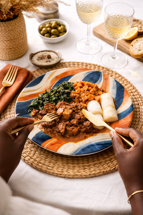 Assiette MBEYA en céramique décorative utilisée lors d’un repas gastronomique gabonais, plat traditionnel servi avec élégance, art de la table afro-luxe, Gabon décoration luxe