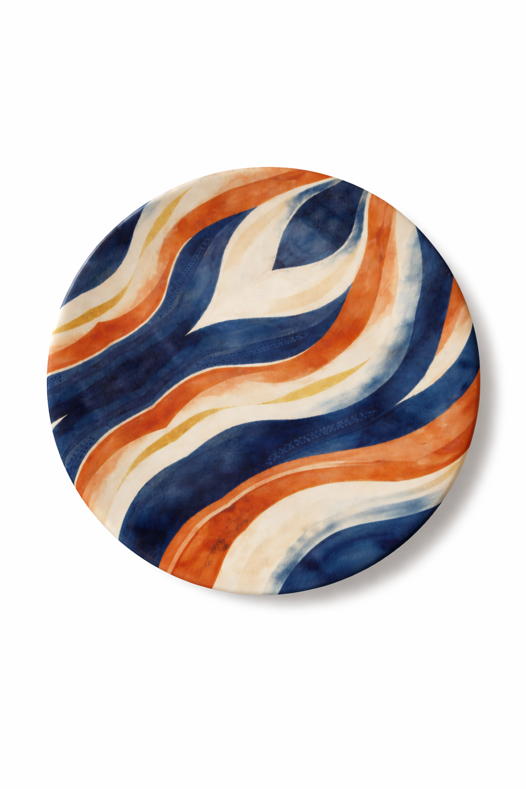 Trio d’assiettes MBEYA en céramique décorative accroché au mur d’une salle à manger, motif ondulations solaires bleu et ocre, art mural afro-luxe, Gabon décoration luxe