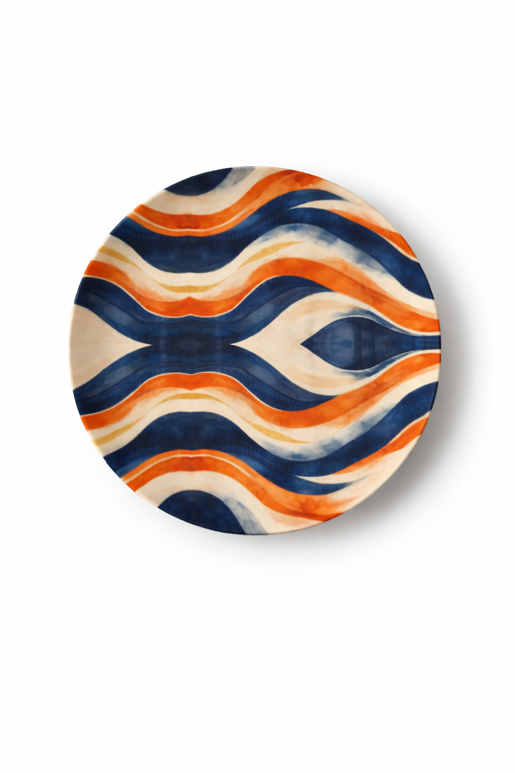 Assiette plate design de 26,4 cm en céramique, motif ondulations solaires bleu profond, terracotta et sable, photographie produit sur fond blanc, art de la table contemporain et afro-luxe.