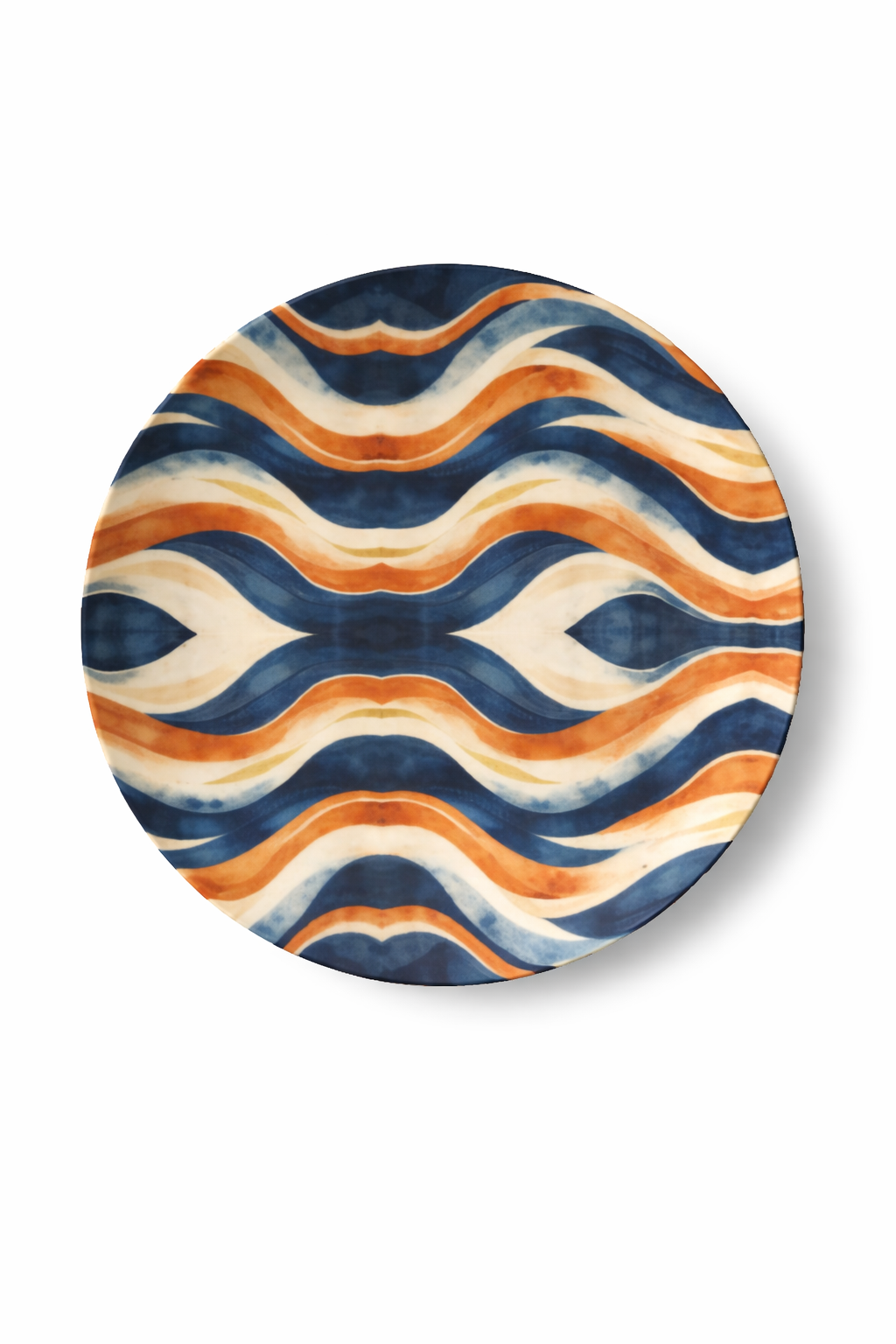 Assiette décorative de 31,5 cm de diamètre au design artistique afro-luxe, motif ondulé bleu profond, terracotta et ivoire, inspiré des rythmes solaires et de l’art africain contemporain, photographiée sur fond blanc en format vertical.
